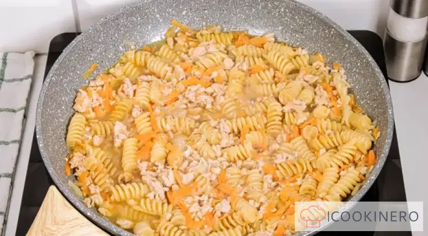 Navy-style macaroni with carrots