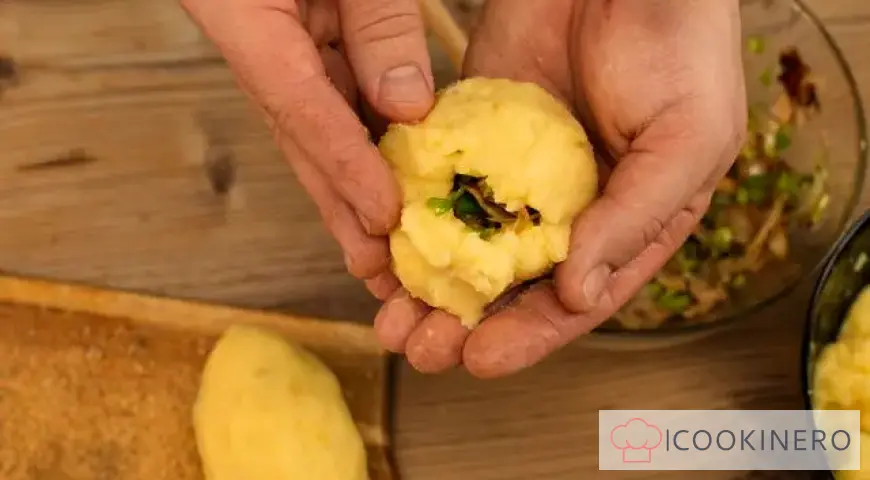 Simple Potato Pies with Mushrooms