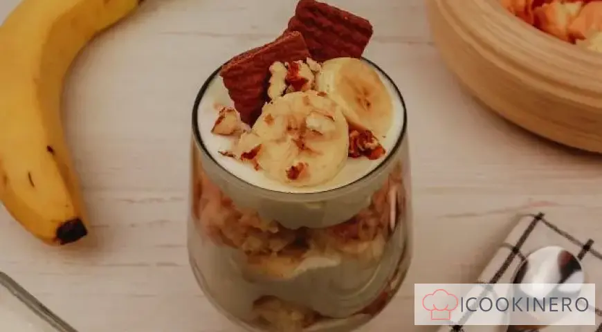 Sponge cake with curd cream and banana