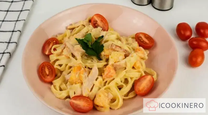 Pasta with pumpkin and ham