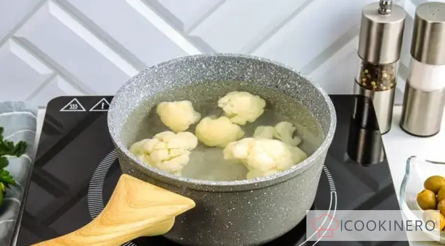 Fried salmon with cauliflower