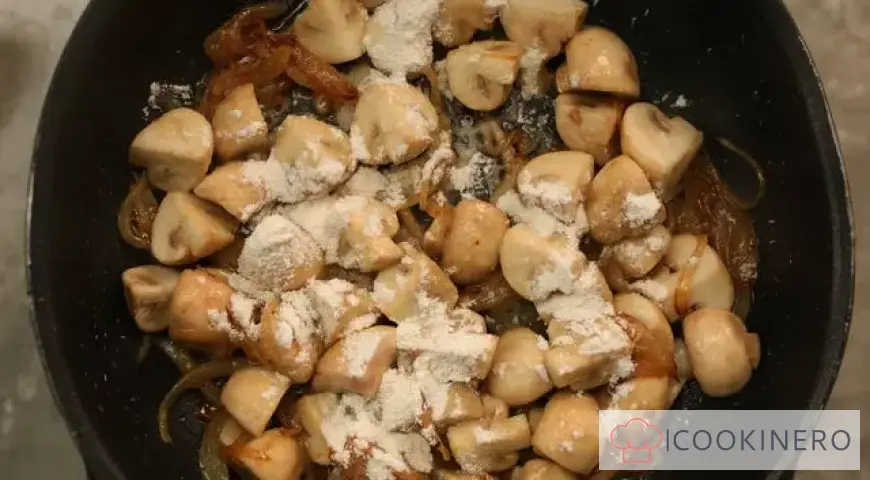 Julienne mit Pilzen in einer Pfanne