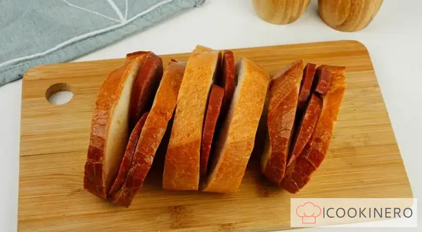 Croutons with sausage