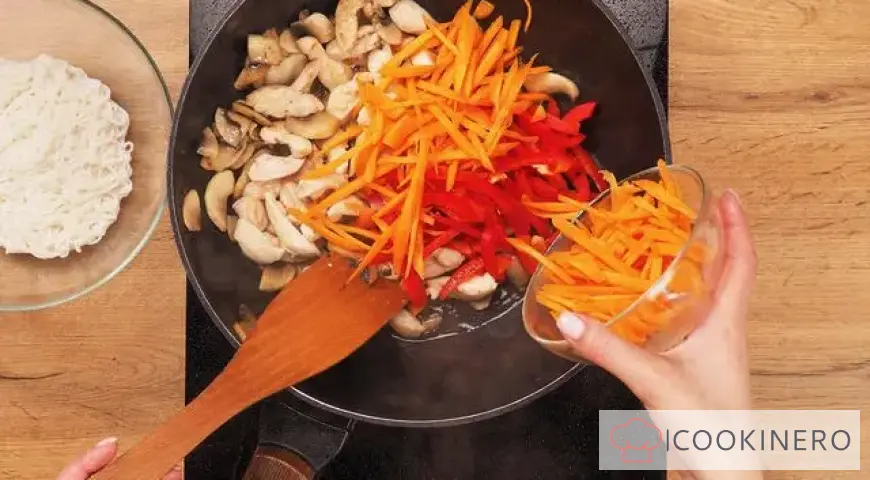 Wok with chicken and mushrooms