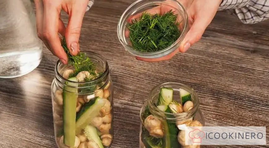 Eingelegte Gurken mit Champignons