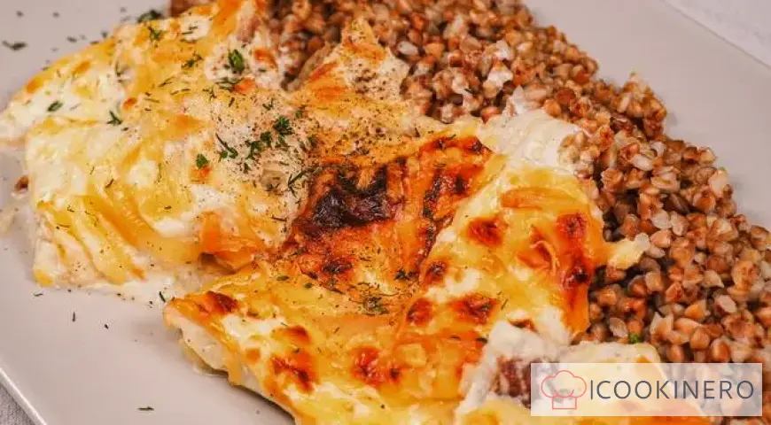 Goberge cuite au four avec de la crème sure et du fromage