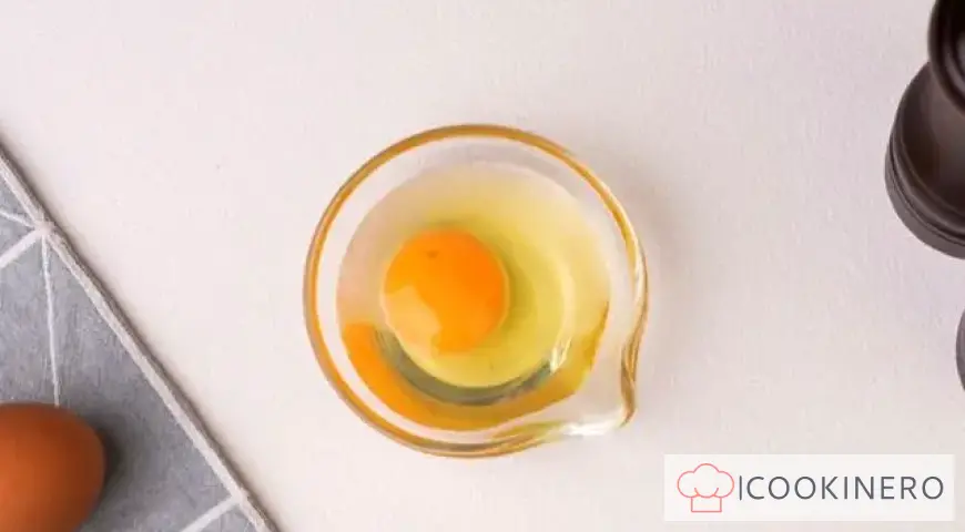 Huevo escalfado en agua