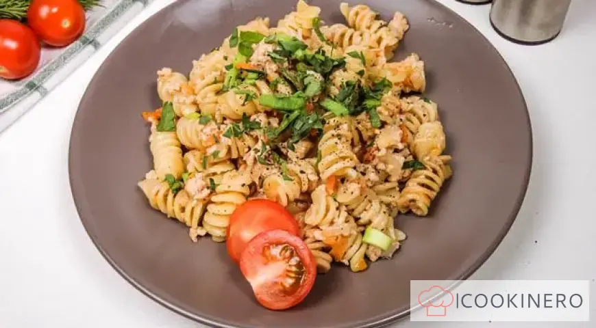 Navy-style macaroni with carrots