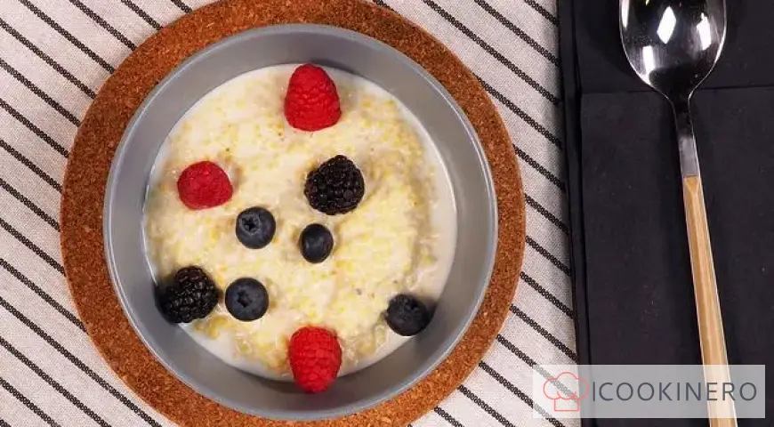 Porridge di miglio con latte e frutti di bosco