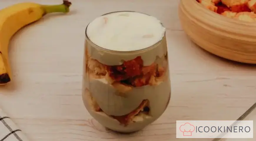 Sponge cake with curd cream and banana