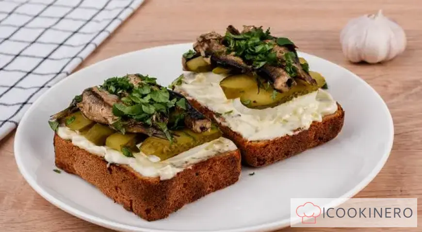 Sándwiches con espadines, huevo y pepinos encurtidos