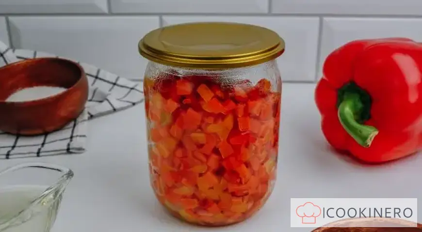 Peperoni sottaceto con carote in barattolo