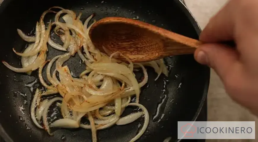 Julienne mit Pilzen in einer Pfanne