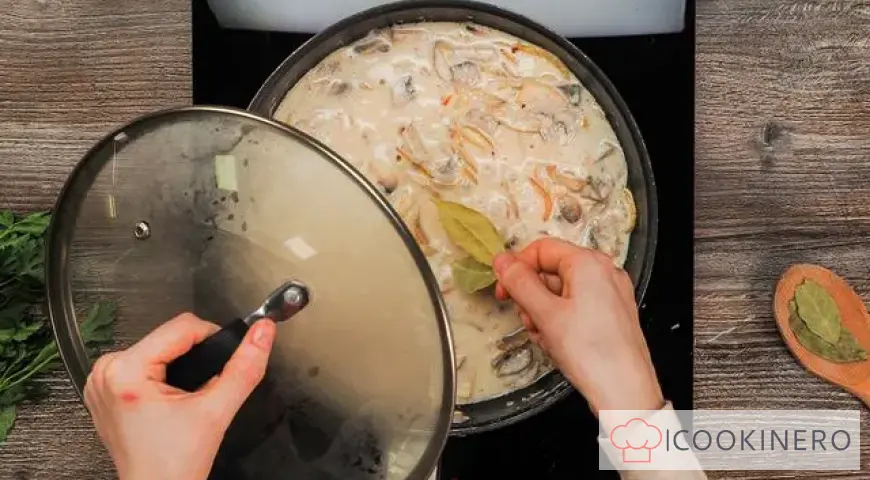 Mushroom sauce with sour cream