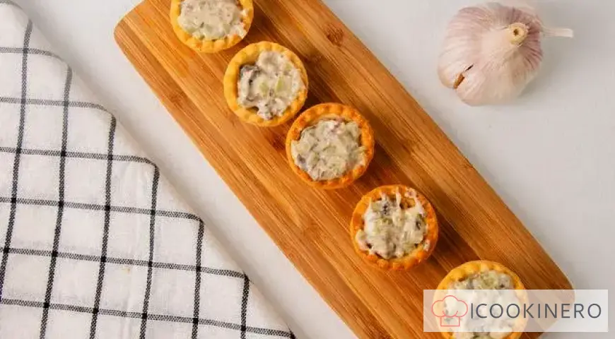 Tartlets with sprats and cream cheese