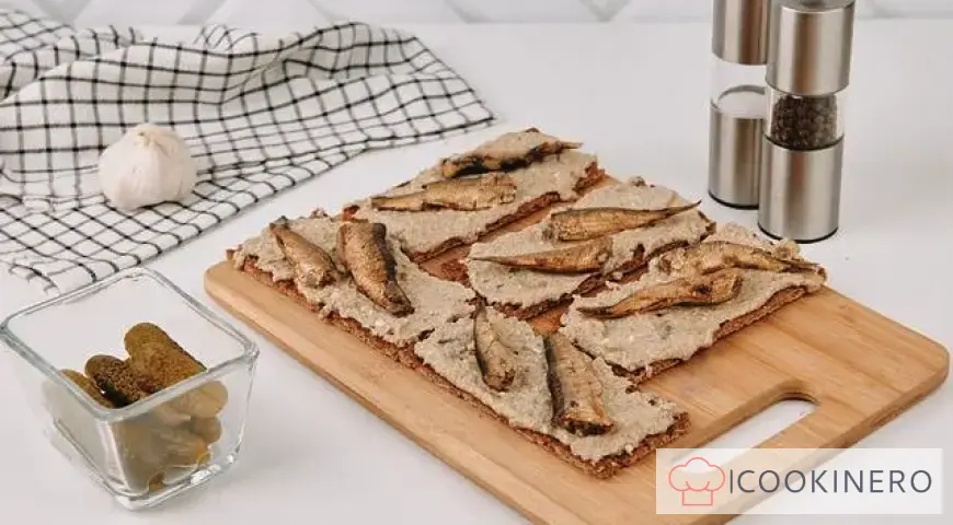 Bread with sprats and pickles