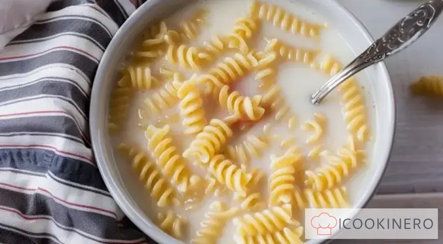Sopa ligera de leche con pasta