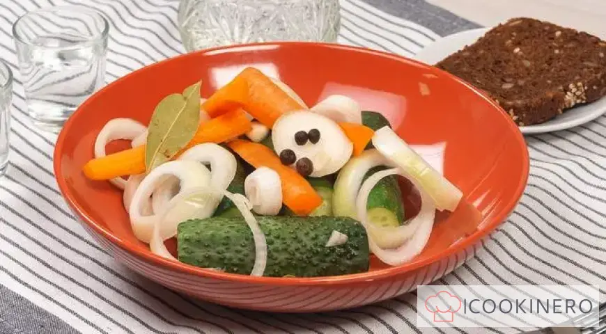 Cetrioli sottaceto con cipolle