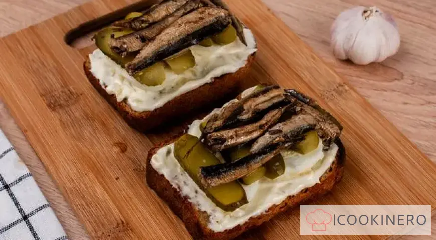 Sándwiches con espadines, huevo y pepinos encurtidos