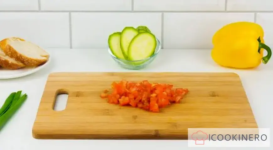 Bruschetta mit Zucchini, Tomaten und Paprika