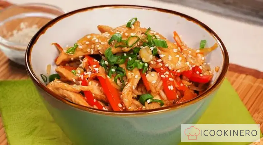 Wok with rice and chicken