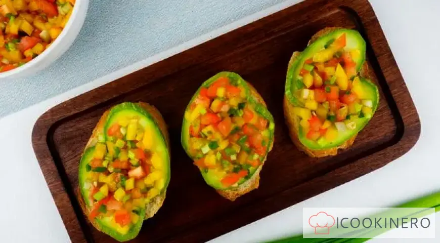 Bruschetta mit Zucchini, Tomaten und Paprika