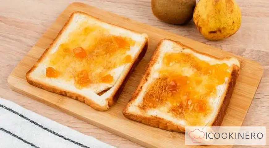 Pear and Kiwi Sandwich