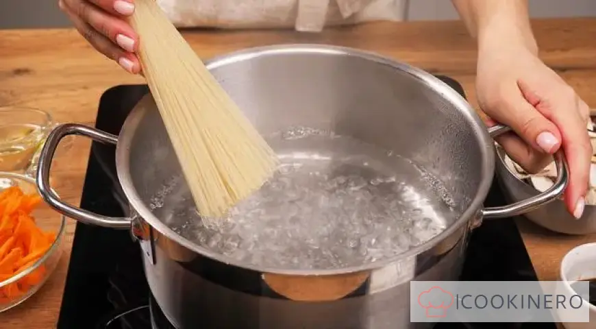 Wok with chicken and mushrooms