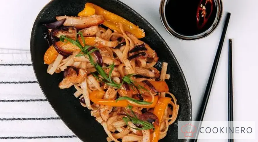 Wok noodles with chicken