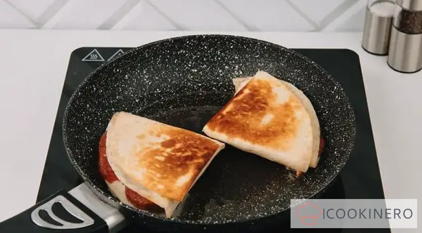 Lavash au salami et mozzarella