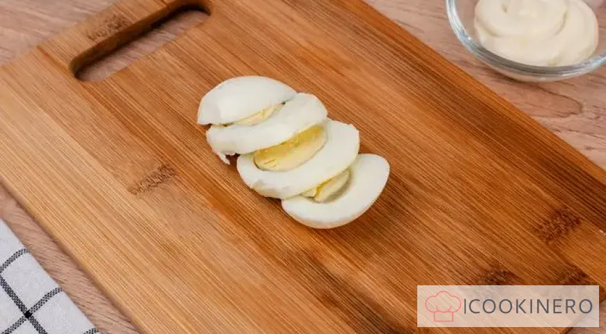 Sándwiches con espadines, huevo y pepinos encurtidos