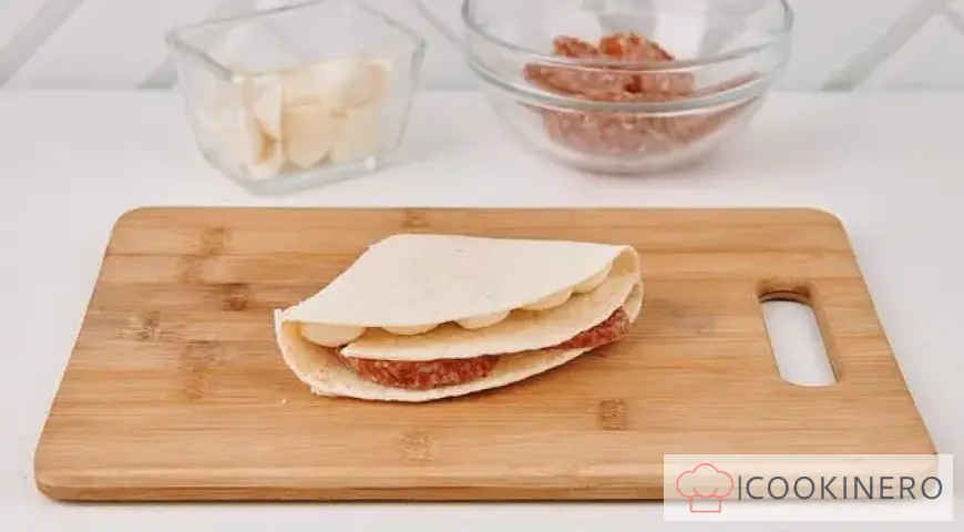 Lavash au salami et mozzarella