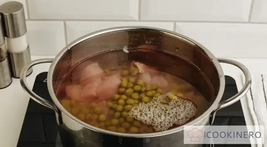 Pea soup with green peas