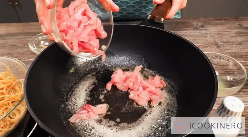 Pasta with turkey in creamy sauce