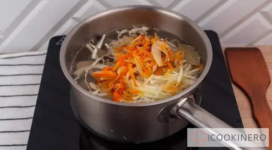 Kohlsuppe mit Schweinefleisch