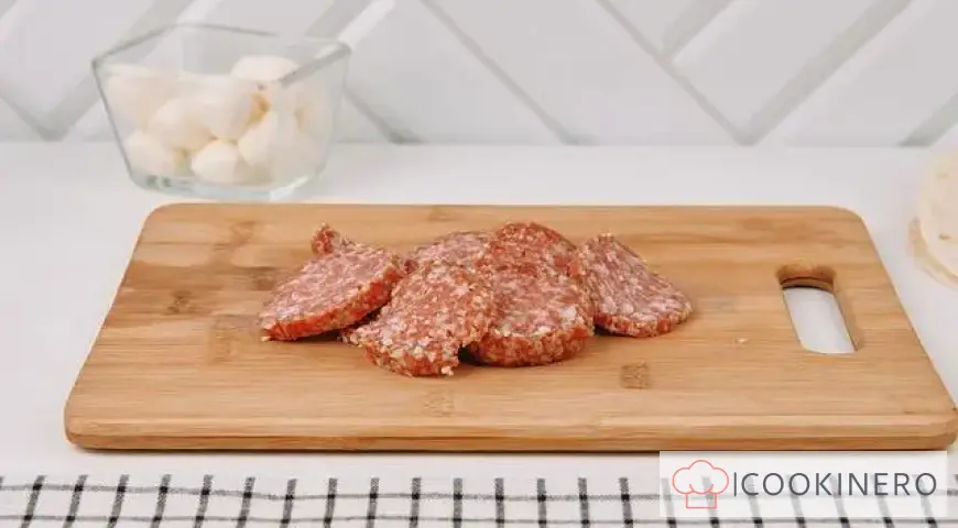 Lavash au salami et mozzarella