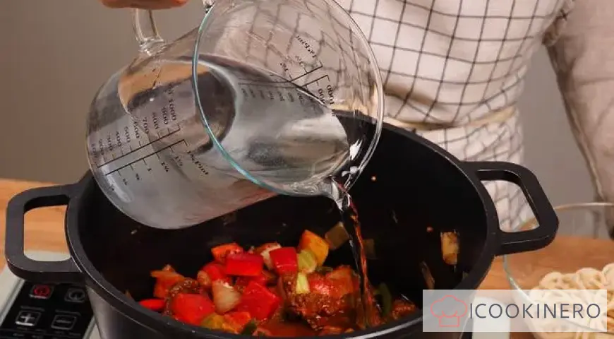 Lagman in einem Kessel