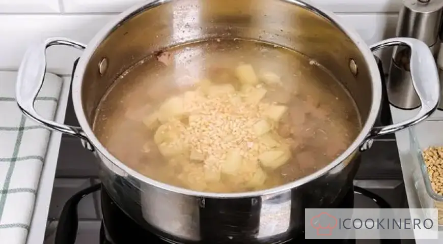 Gurkensuppe mit Bohnen