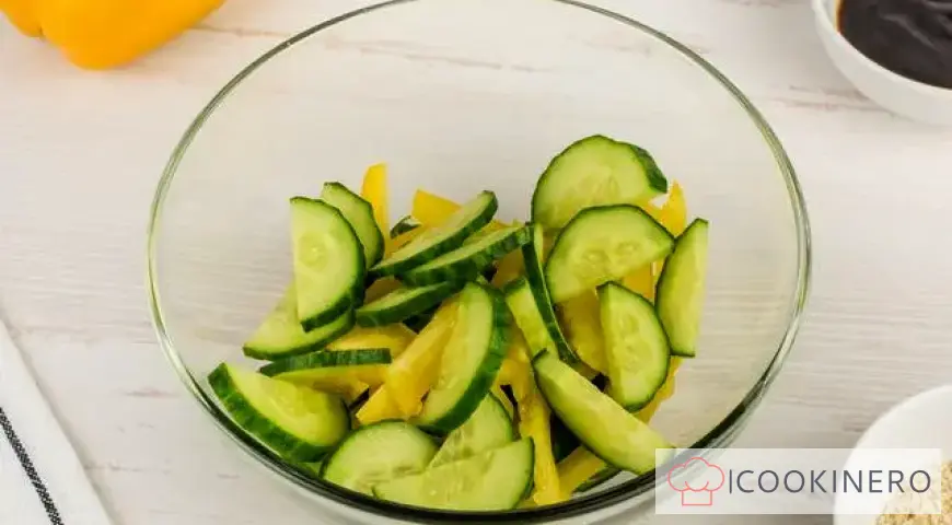Salat mit Chuka, Gurke und Paprika in Teriyakisauce