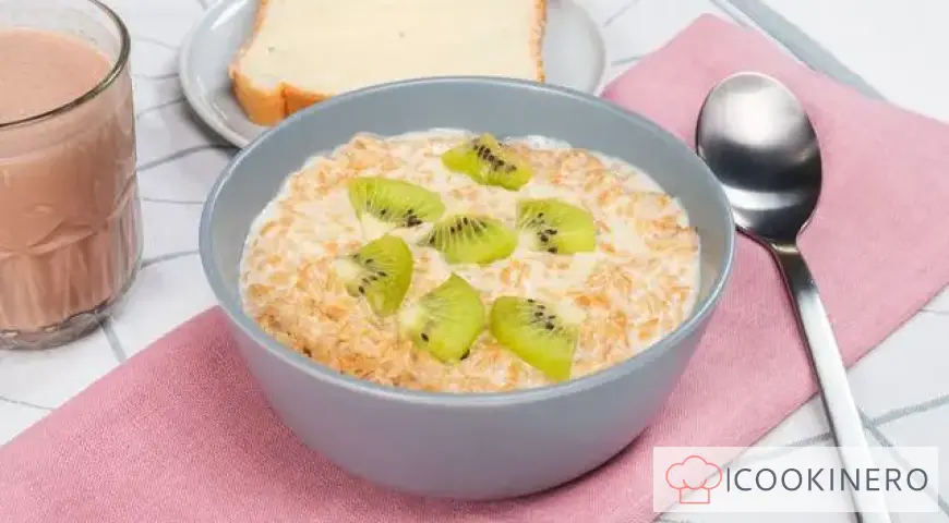 Haferflockenbrei mit Milch