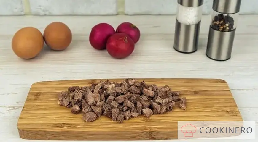 Okroshka con agua y mayonesa y carne de res