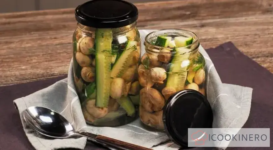 Eingelegte Gurken mit Champignons