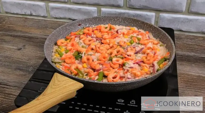 Risotto with shrimps and vegetables