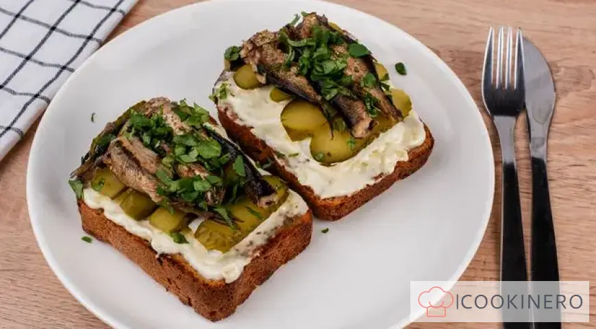 Sándwiches con espadines, huevo y pepinos encurtidos