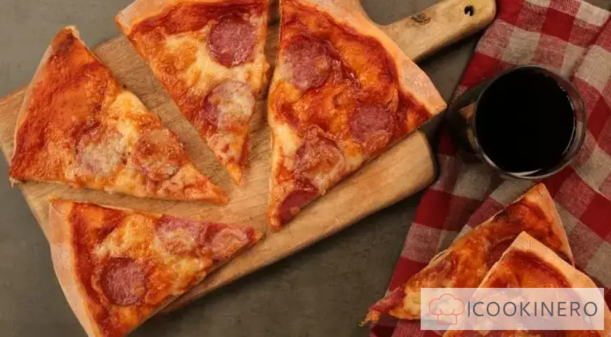 Pizza fatta in casa con salsiccia: ricetta con video