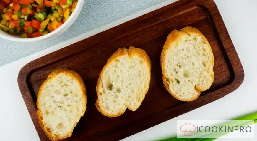 Bruschetta mit Zucchini, Tomaten und Paprika