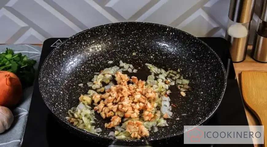 Gefüllte Champignons mit Zwiebeln und Nüssen