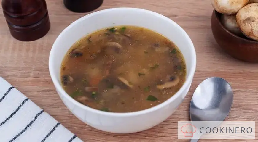 Sopa de col cuaresmal con champiñones