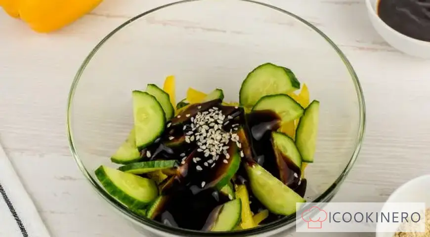 Salat mit Chuka, Gurke und Paprika in Teriyakisauce