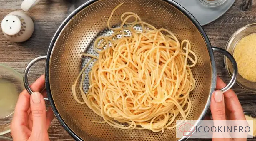 Pasta with turkey in creamy sauce